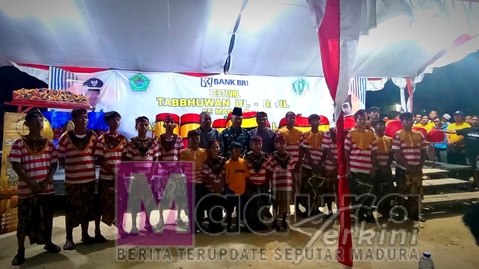 Peserta lomba musik daul saat melakukan foto bersama